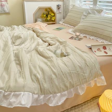 Ang mga naka -istilong tufter bedding ay nagtatakda ng malambot na layer
