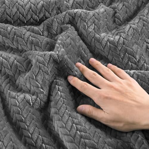 Reversible Knitted Flannel at Velvet Comforter Set – 3D Leaf Texture 3-Piece Bedding Set