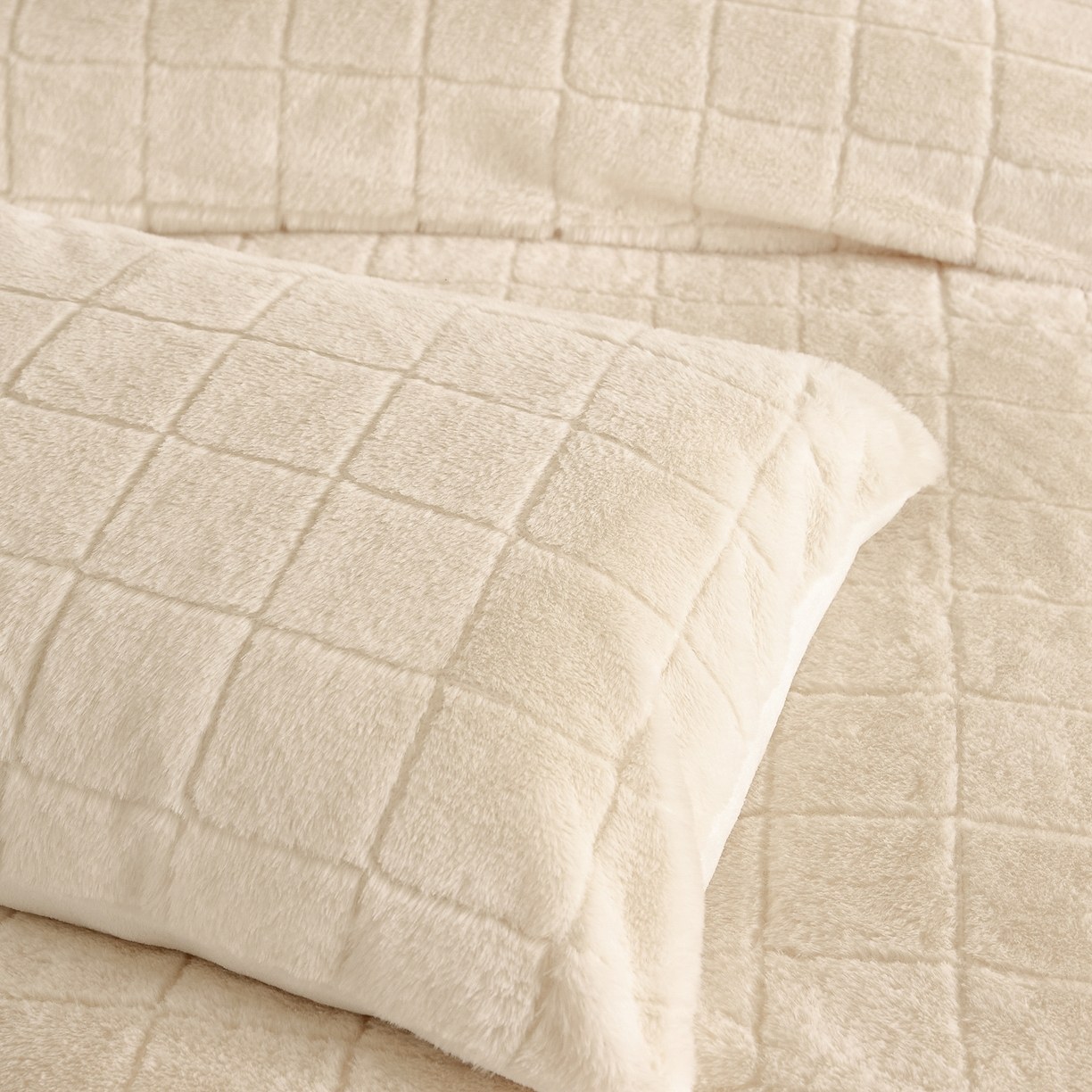 Checkered Faux Rabbit Fur at Milk Velvet Comforter Set – Soft Jacquard 3-Piece Bedding Set