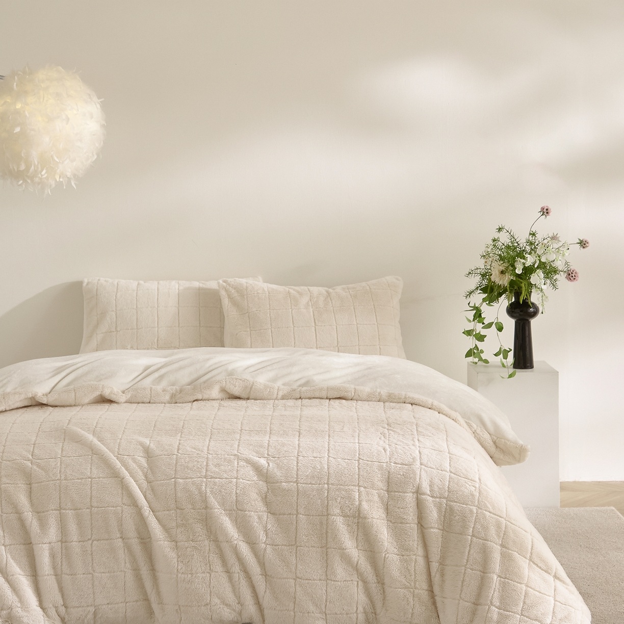 Checkered Faux Rabbit Fur at Milk Velvet Comforter Set – Soft Jacquard 3-Piece Bedding Set