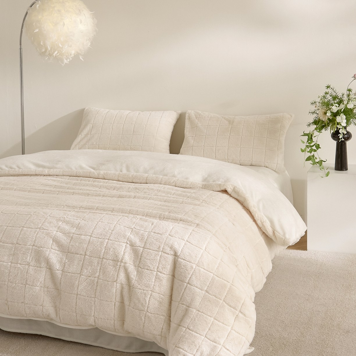 Checkered Faux Rabbit Fur at Milk Velvet Comforter Set – Soft Jacquard 3-Piece Bedding Set