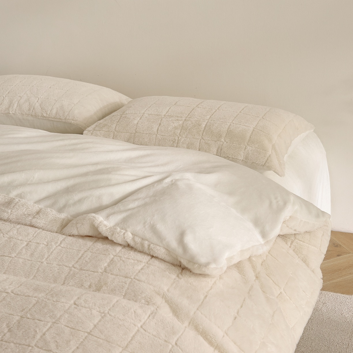 Checkered Faux Rabbit Fur at Milk Velvet Comforter Set – Soft Jacquard 3-Piece Bedding Set