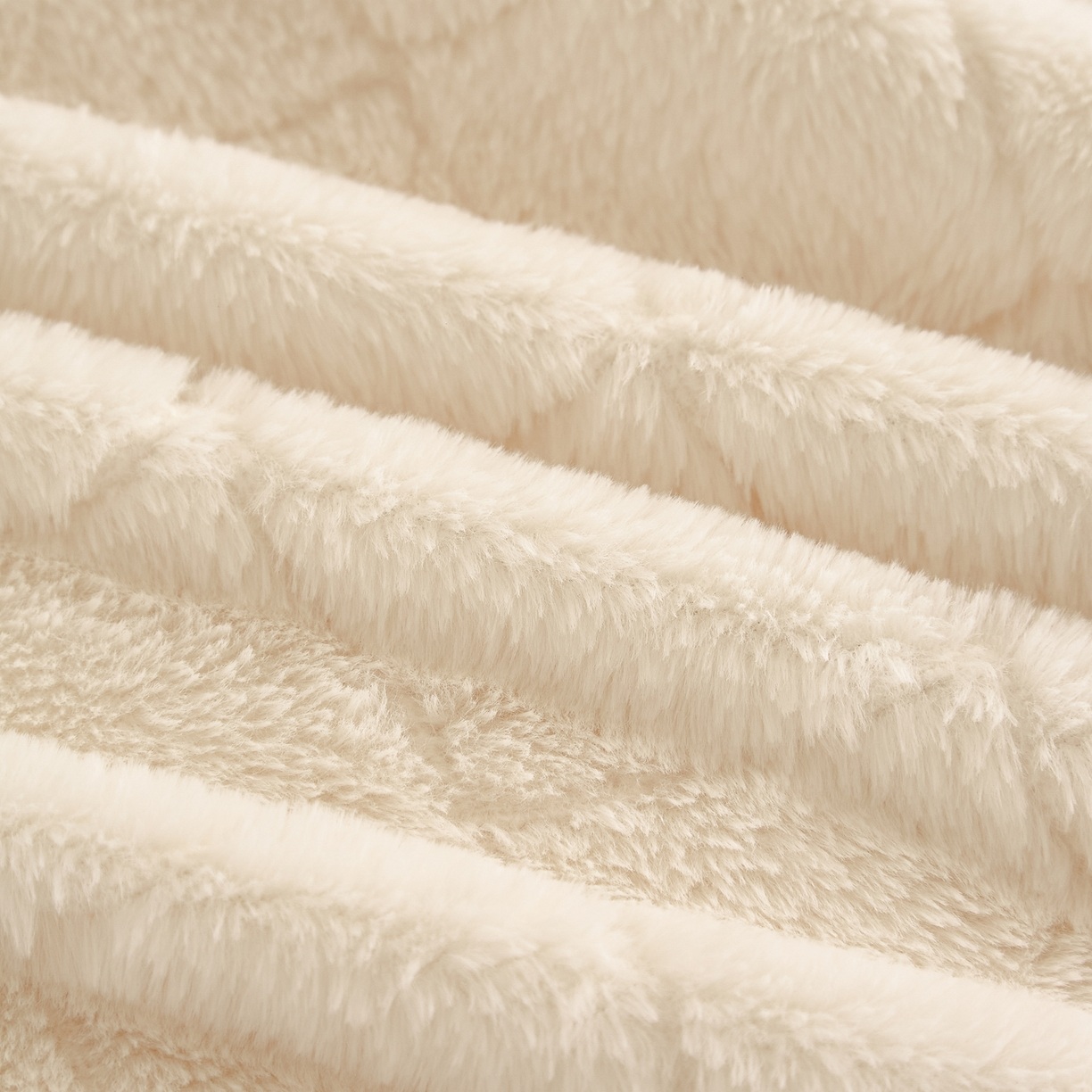 Checkered Faux Rabbit Fur at Milk Velvet Comforter Set – Soft Jacquard 3-Piece Bedding Set